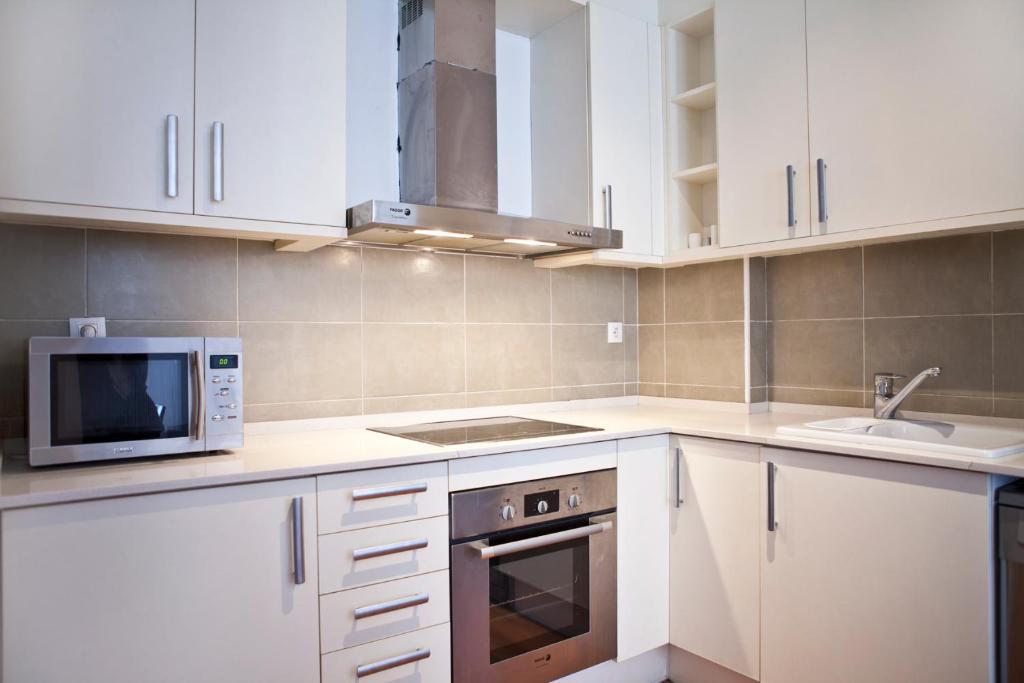 Superior Three-Bedroom Apartment balcony Balmes 8,26361068:JPEG